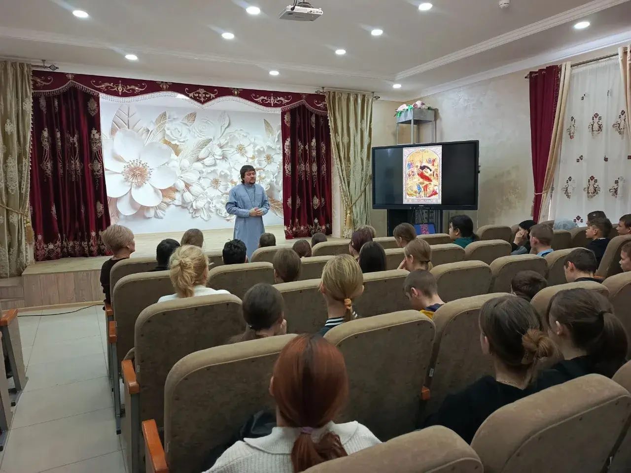 беседа иерея Антония Гонтарюка с учащимися