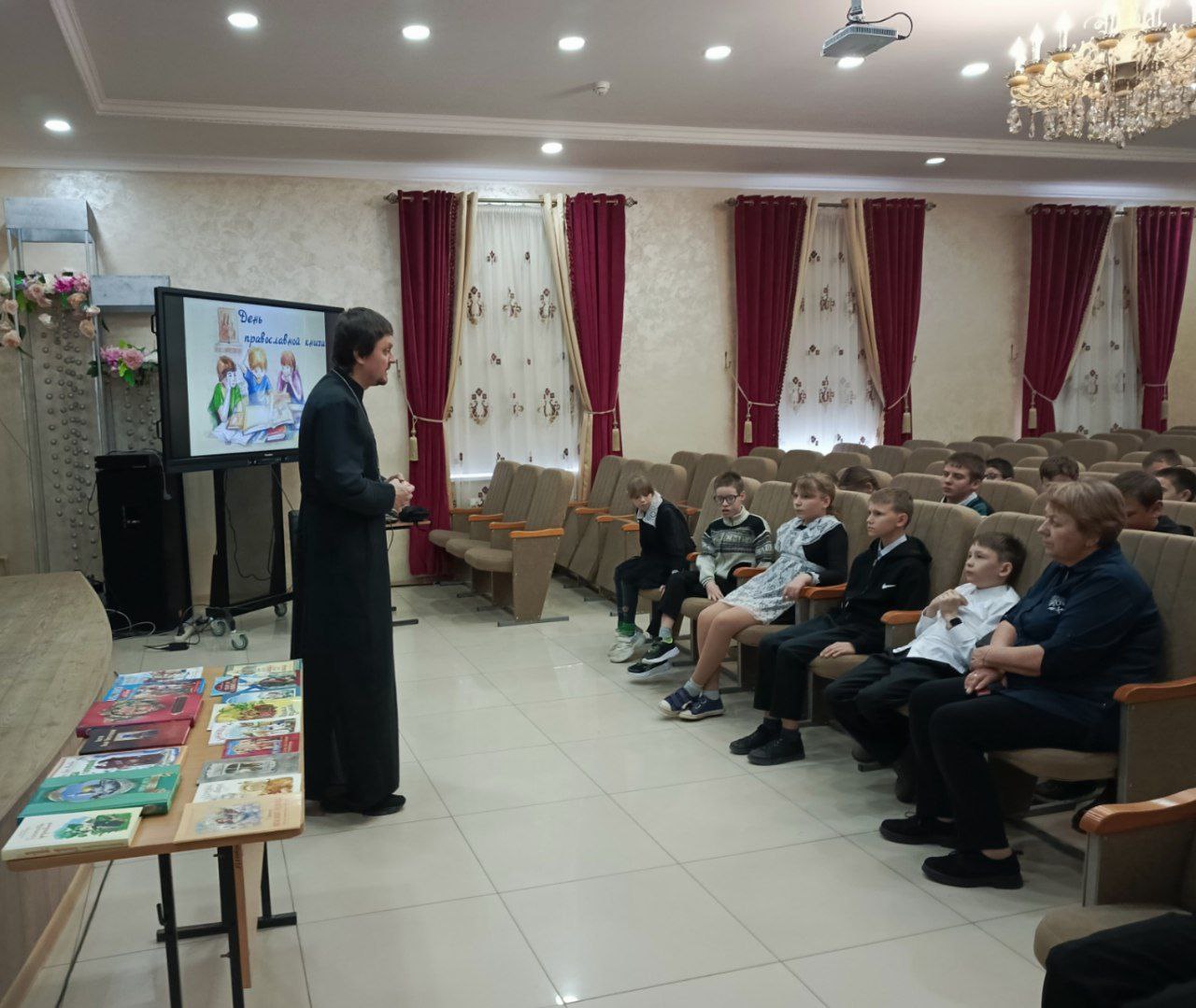 Иерей Антоний Гонтарюк проводит мероприятие