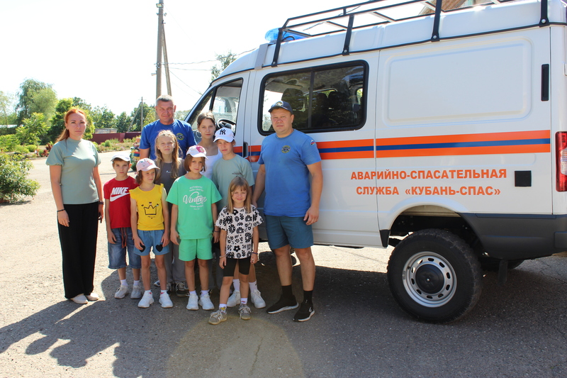Общее фото со спасателями