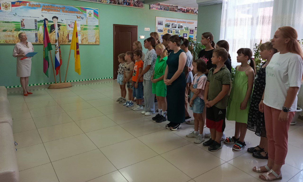 торжественная линейка в честь Дня флага